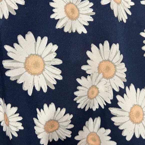 Navy blue daisy print full shorts - Picture 2 of 3